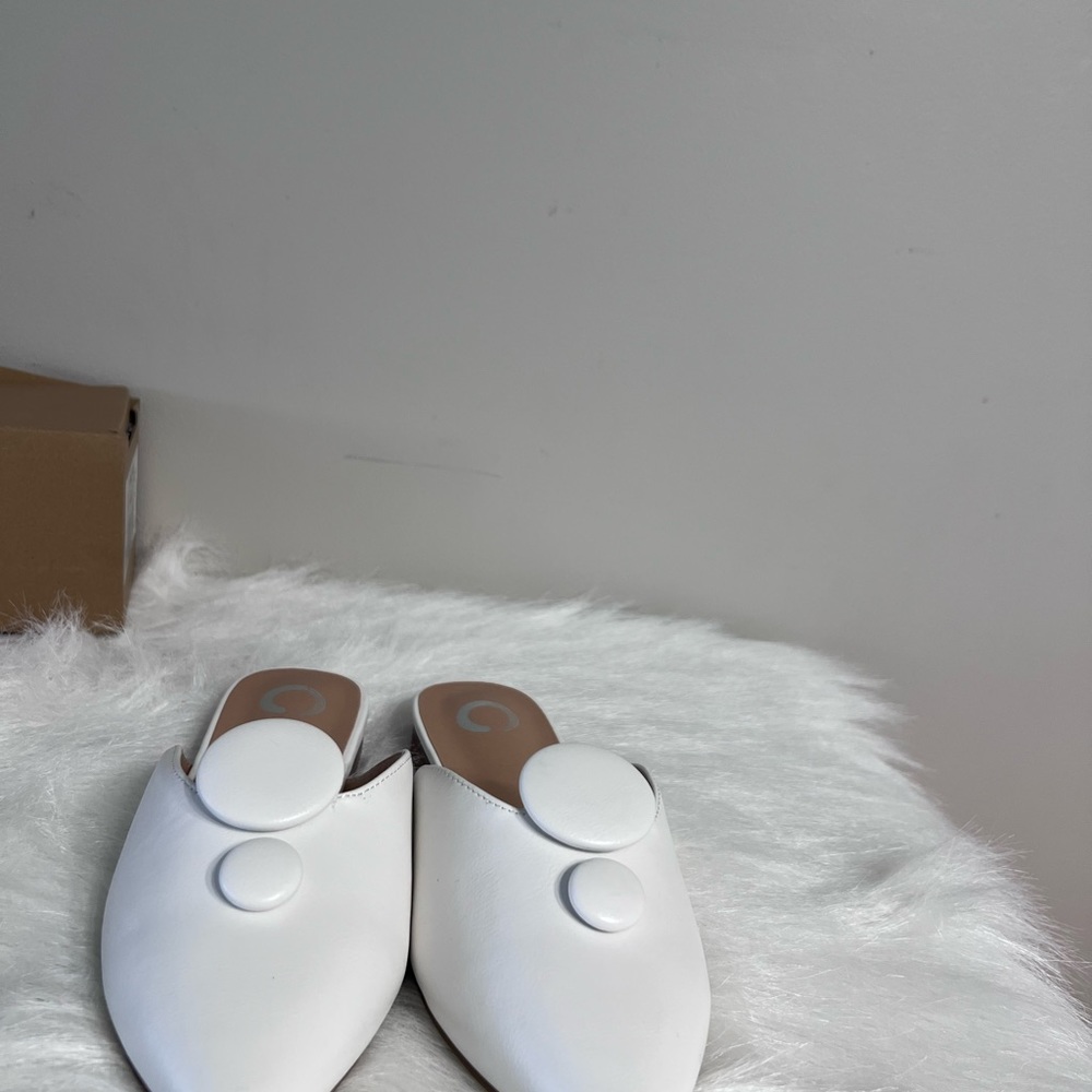 New women’s shoes size 8
